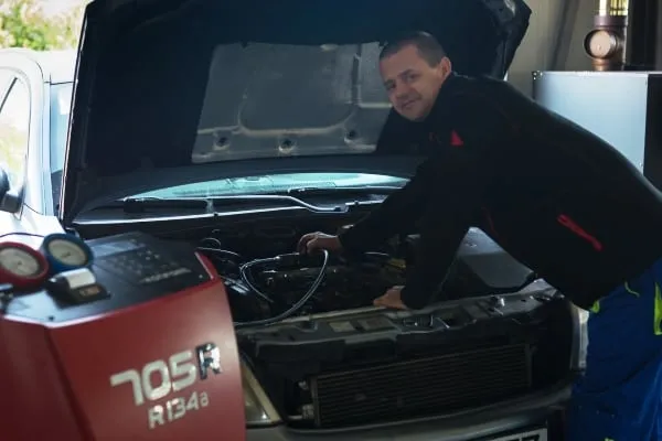 Mecanic verificând instalația de răcire și de climatizare